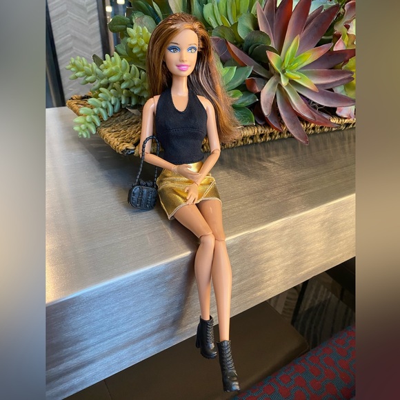 New Barbie Fashionistas - Teresa Doll - Picture 5 of 16